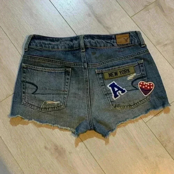 American eagle Women’s jean shorts Patches New  York Heart Distressed size 2 - Picture 2 of 3